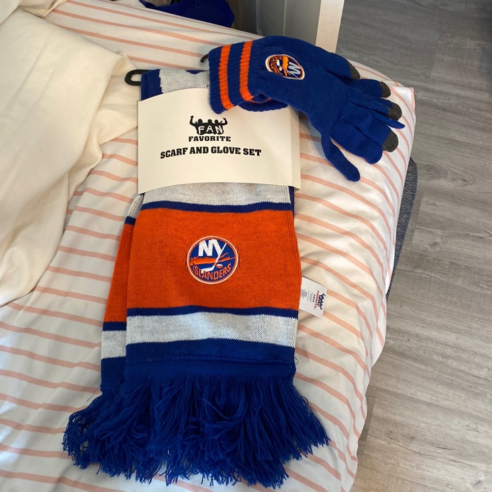 NEW YORK ISLANDERS WINTER SCARF AND GLOVES SET